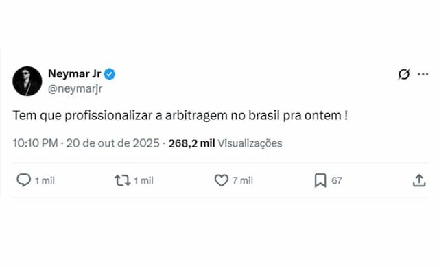 Neymar protesta contra a arbitragem depois de pênalti marcado contra o Santos