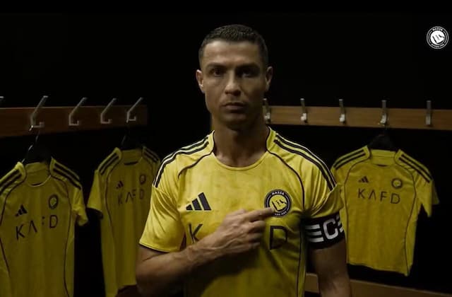 Al-Nassr apresenta novo uniforme principal com Cristiano Ronaldo como modelo
