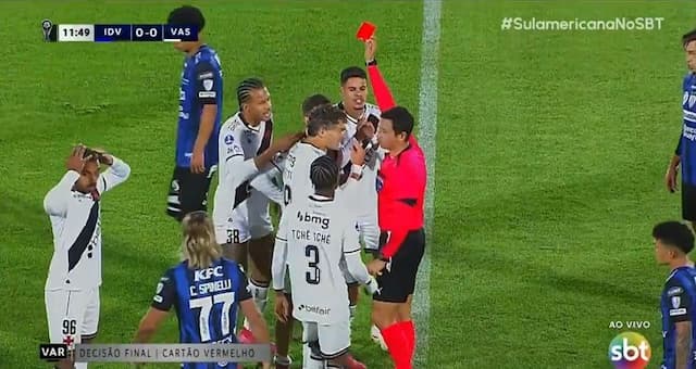 Lucas Piton leva vermelho aos 11 minutos após revisão do VAR