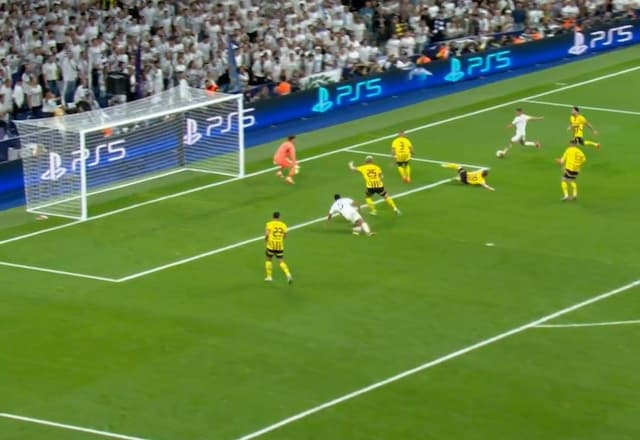 Lucas Vázquez chuta forte e vira para o Real Madrid contra o Borussia Dortmund