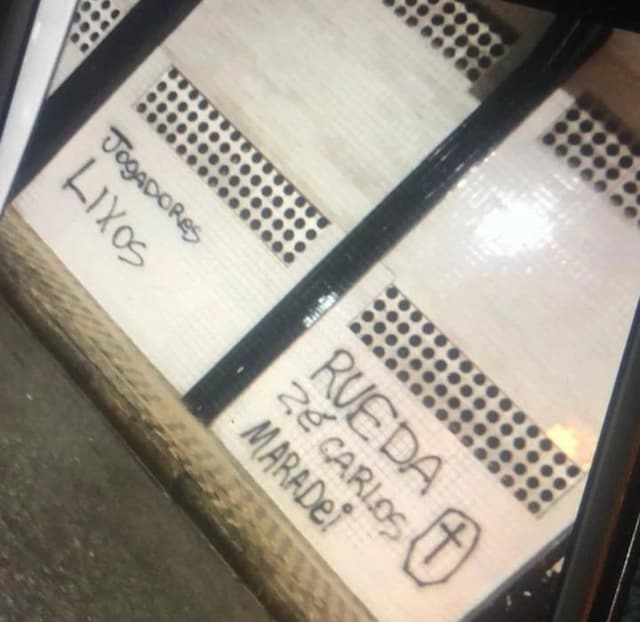 Muros da Vila Belmiro são pichados com ameaças a diretoria: "Queremos sua vida"