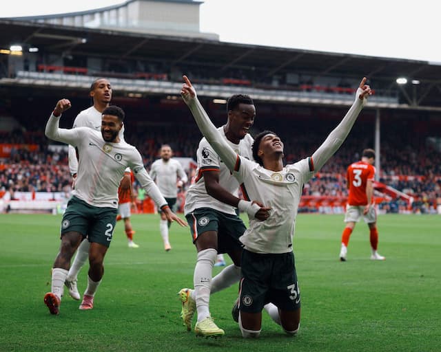 Chelsea bate Nottingham com facilidade e segue na cola dos líderes