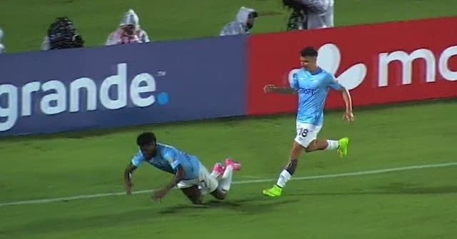 Atacante se lesiona ao comemorar gol na Libertadores e sai de campo de maca