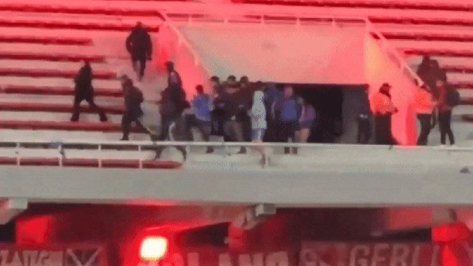 Imagem da noticia Conmebol elimina Independiente após briga com torcedores da La U na Sul-Americana