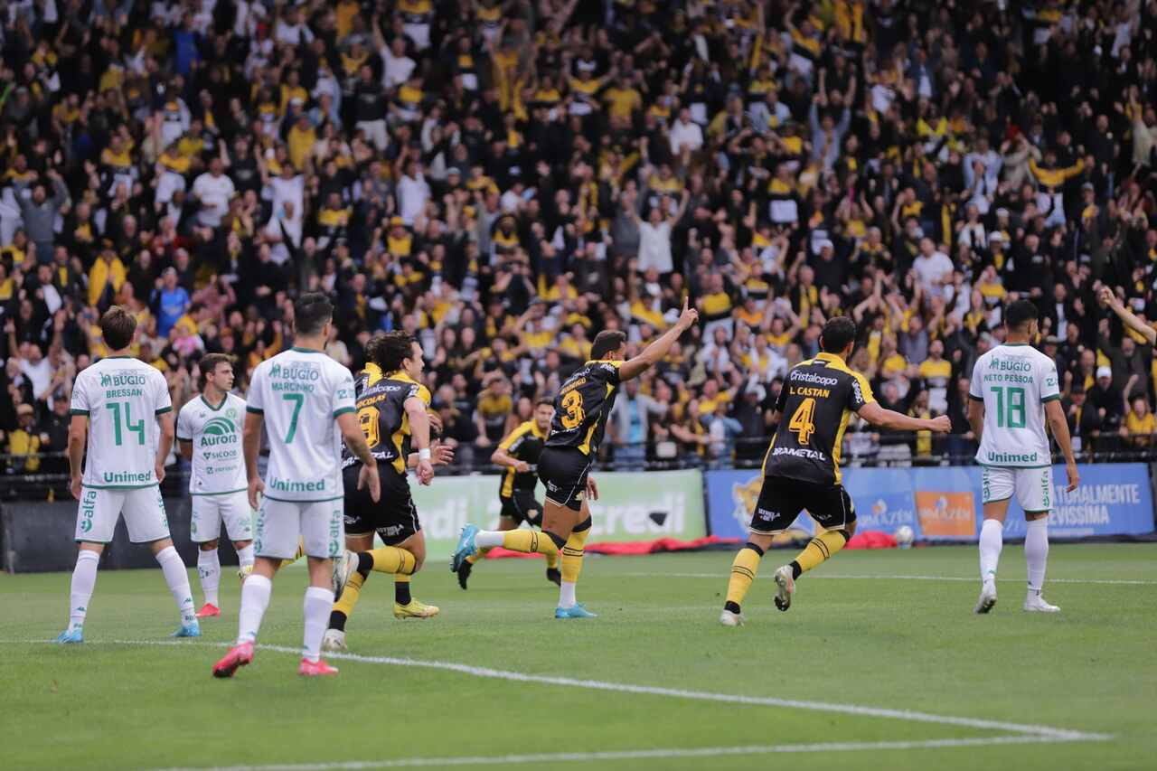 Imagem da noticia Em clássico pegado no Sul, Criciúma faz 2 a 0 e supera Chapecoense na tabela da Série B