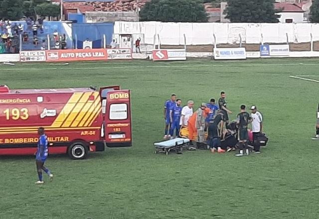 Imagem da noticia Susto em campo: jogador do Altos sofre convulsão, e colegas se desesperam