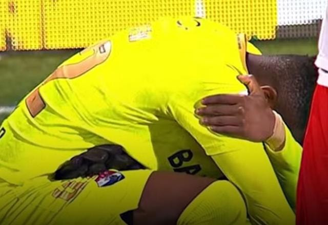 Imagem da noticia Goleiro brasileiro joga um dia após morte da mãe e chora após gol contra