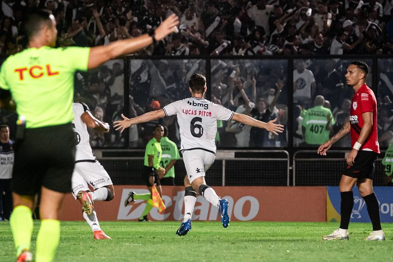 Imagem da noticia Vasco vence Atlético-GO e volta às quartas da Copa do Brasil após 9 anos 