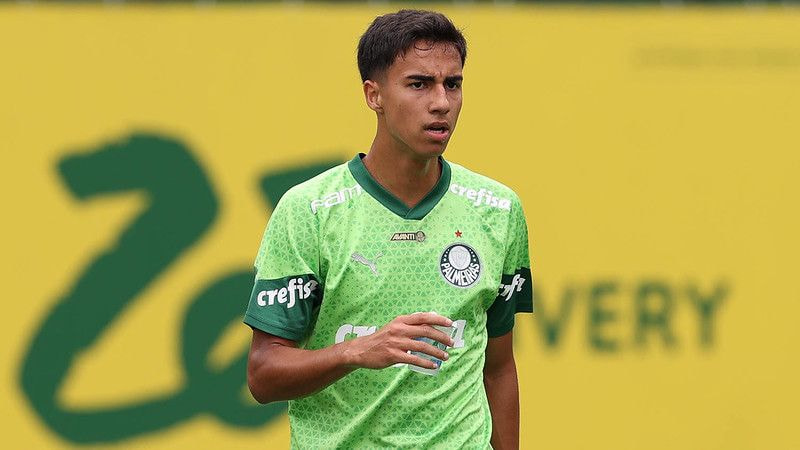 Manchester City avança em negociação por jovem zagueiro do Palmeiras