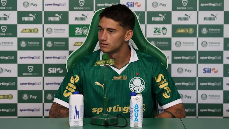 Investimento alto e desempenho baixo: Martínez vira foco de tensão no Palmeiras