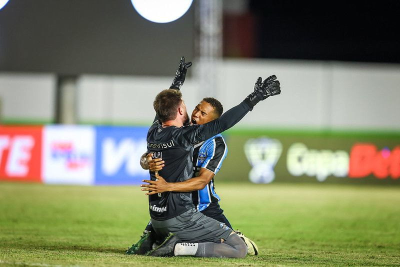 Imagem da noticia Grêmio empata com São Raimundo e avança nos pênaltis na Copa do Brasil