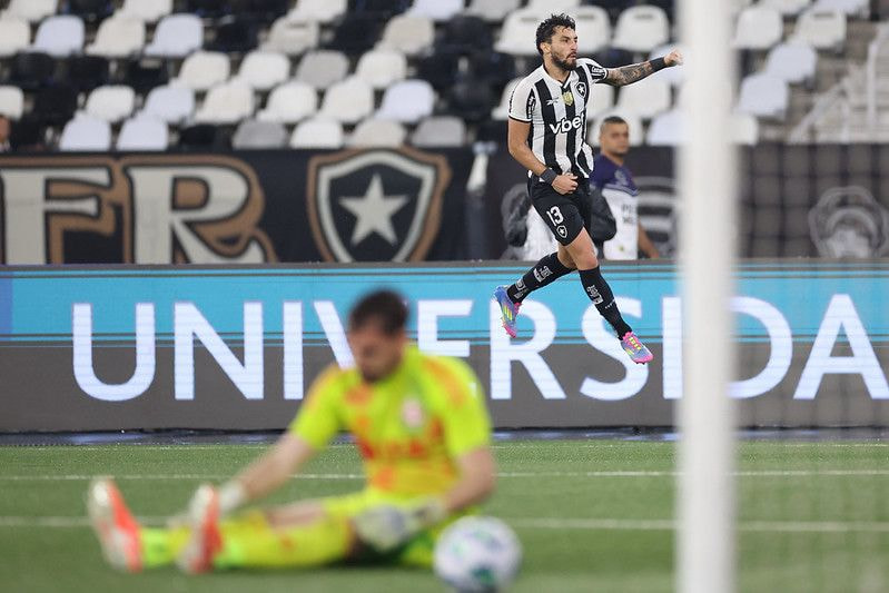 Botafogo goleia Inter e sobe na tabela do Brasileirão