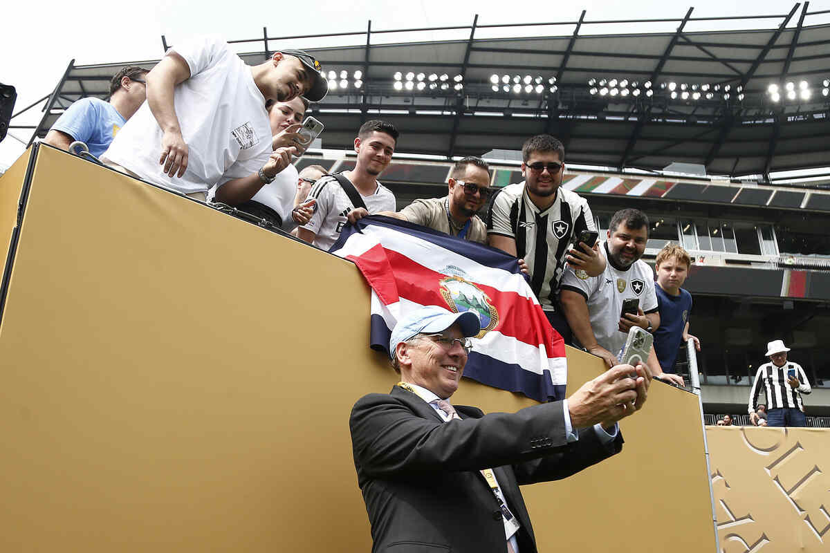 Imagem da noticia John Textor vive dia de "juízo final" no Botafogo