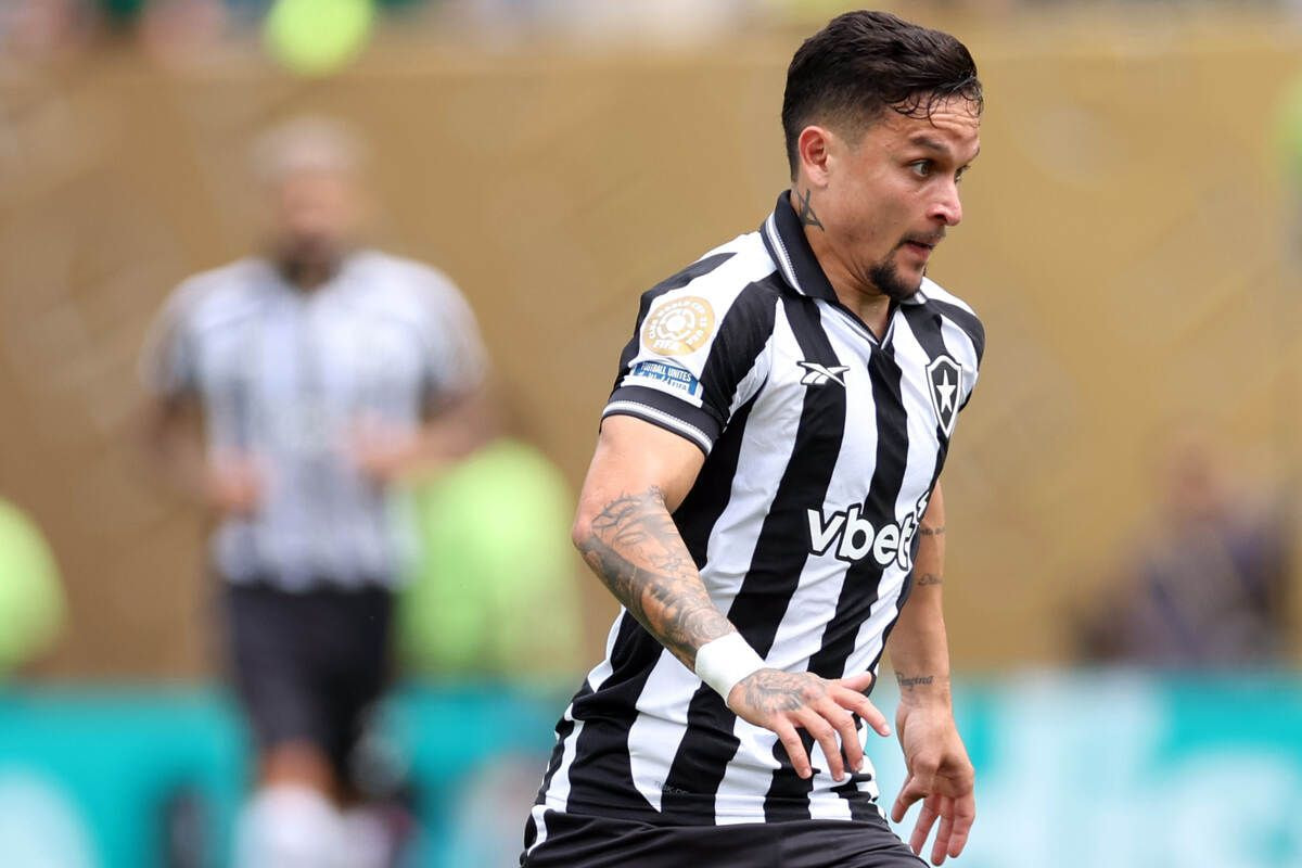 Imagem da noticia Com dores, Artur dá susto, mas não gera preocupação no Botafogo