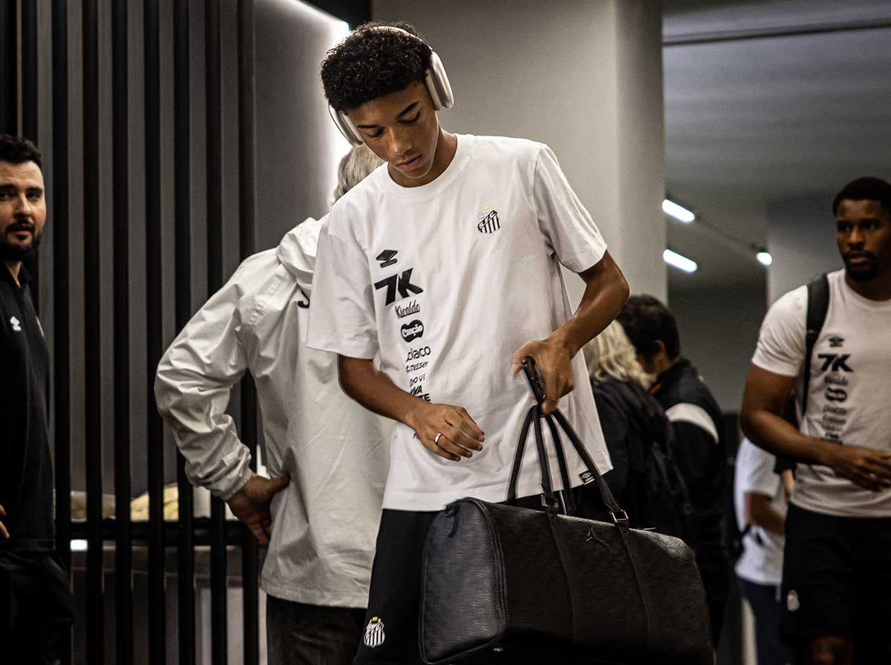Imagem da noticia Robinho Jr vive impasse no Santos e futuro no clube entra em debate