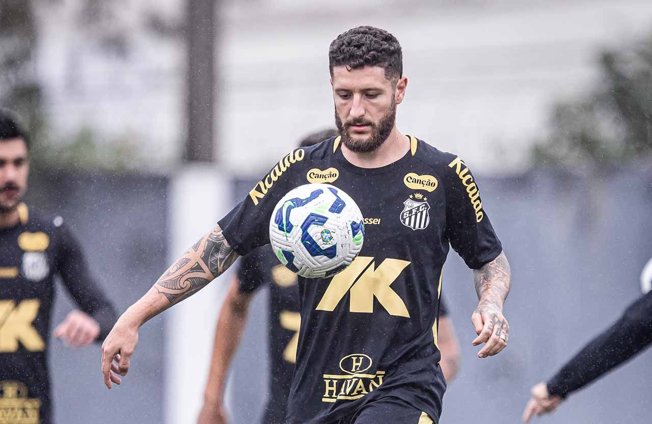 Imagem da noticia Sem Zé Rafael, Vojvoda prepara mudanças no Santos contra o Botafogo