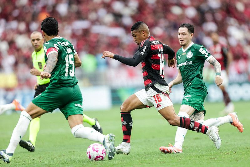 Imagem da noticia Quem tem a sequência mais difícil? Veja os próximos jogos de Palmeiras e Flamengo