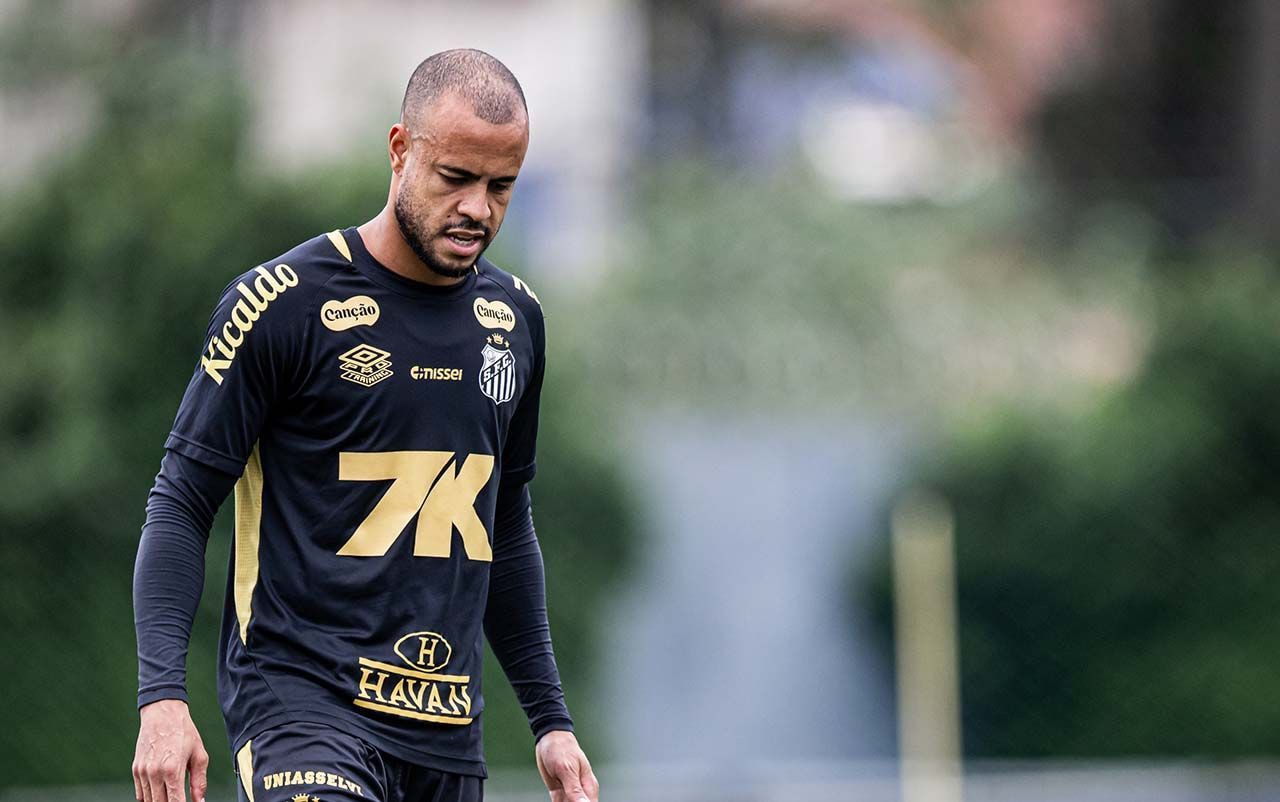 Imagem da noticia A pedido de Cuca, Santos trabalha para recuperar Mayke