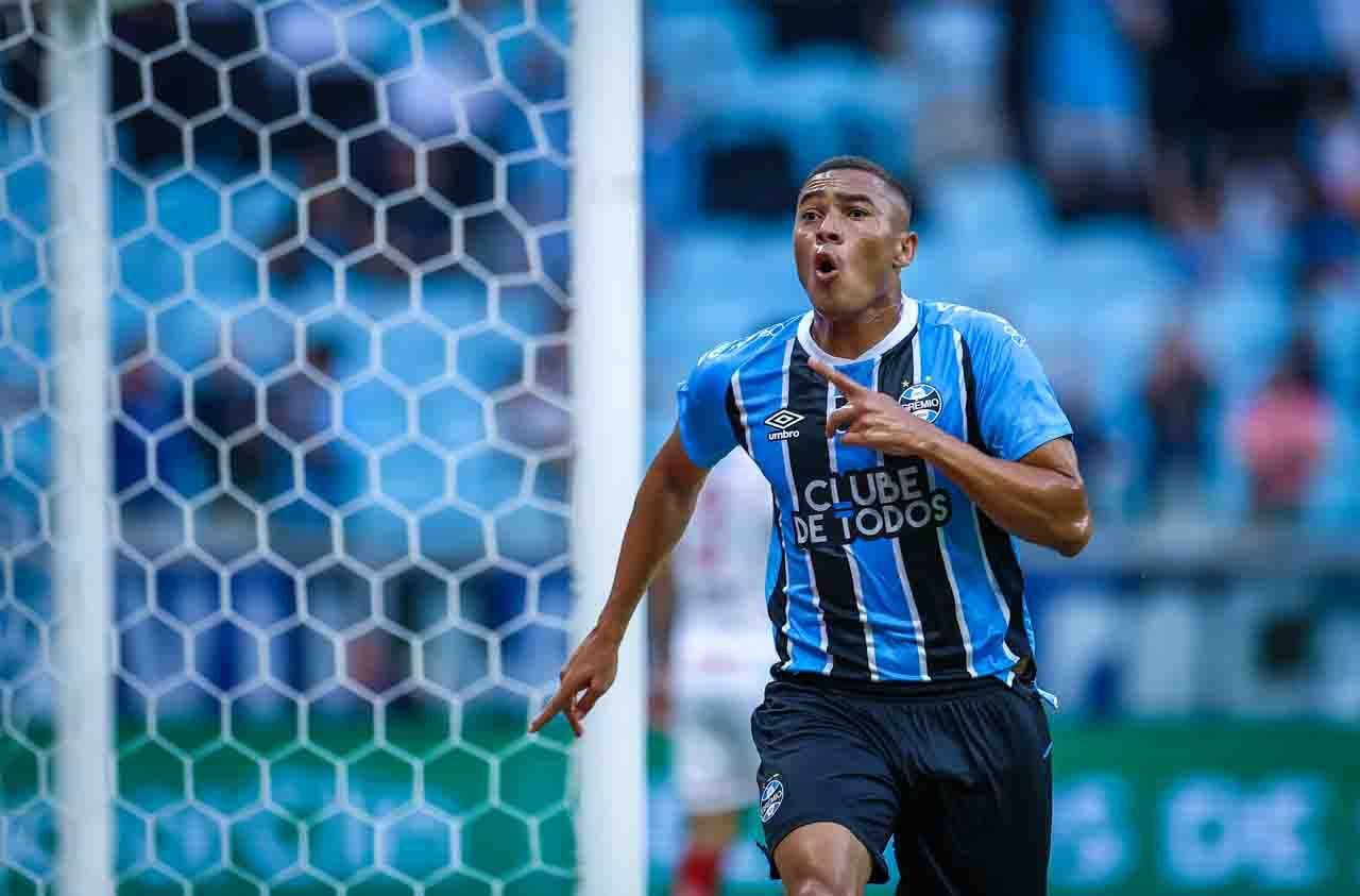 Imagem da noticia Carlos Vinícius exalta pré-temporada: "17 dias de trabalho sem parar"