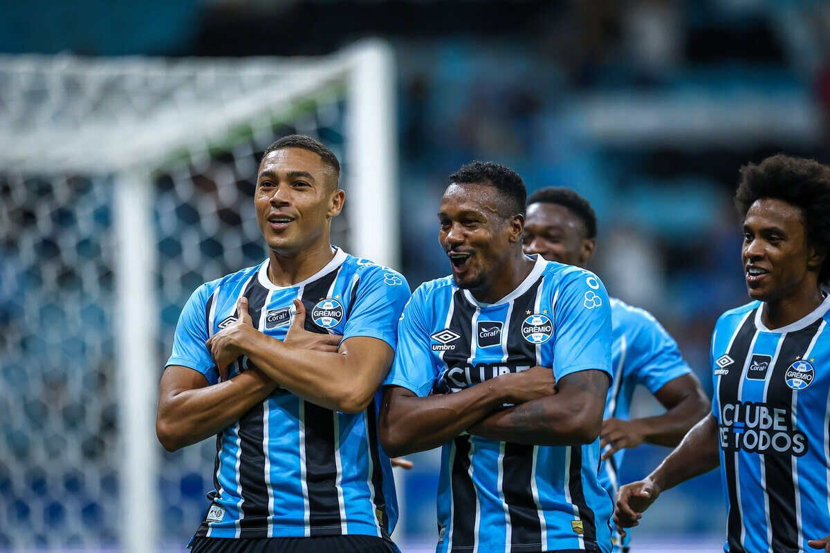 Imagem da noticia Carlos Vinícius volta a decidir, Grêmio bate Novo Hamburgo e vai à semifinal do Gauchão