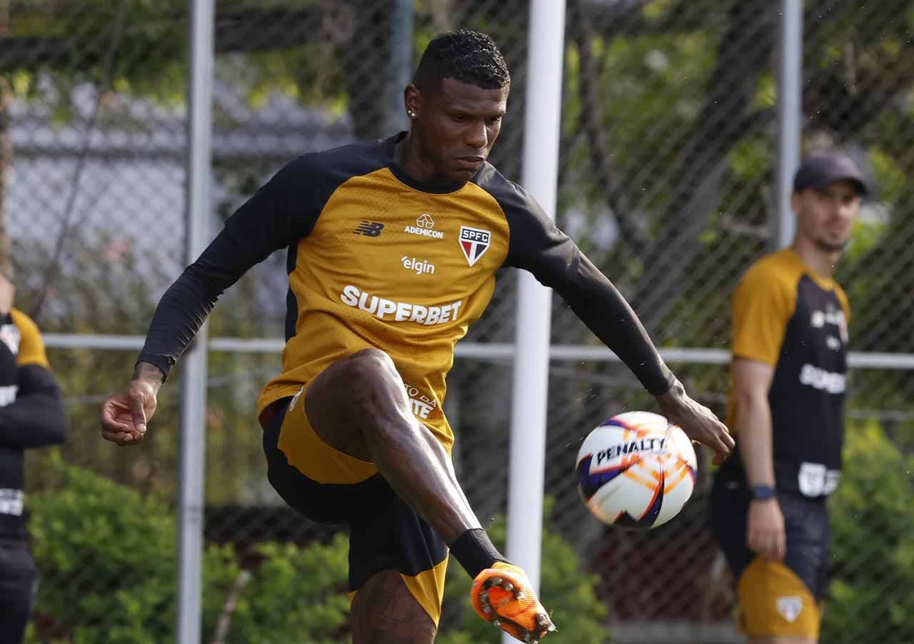 Imagem da noticia Diretoria do São Paulo aguarda resposta de Arboleda para definir futuro do zagueiro