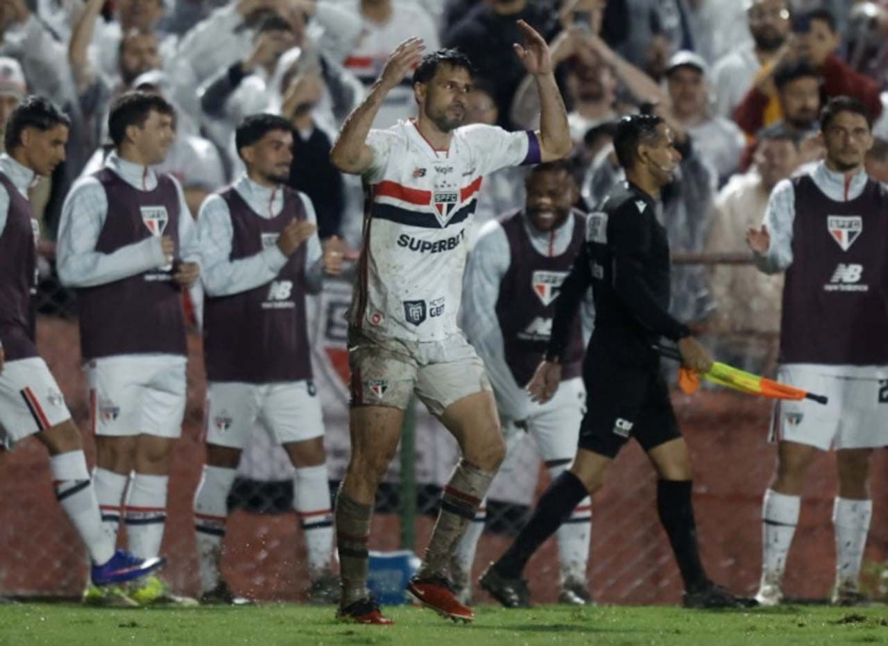 Imagem da noticia Calleri celebra liderança do São Paulo e manda recado para Crespo: "Fez muito"