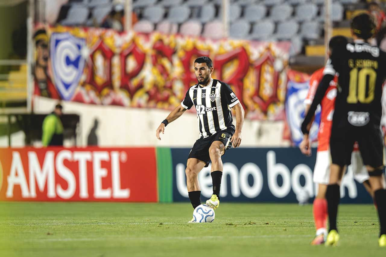 Imagem da noticia Júnior Alonso lamenta revés histórico do Atlético no Peru: "Lamentavelmente não deu"