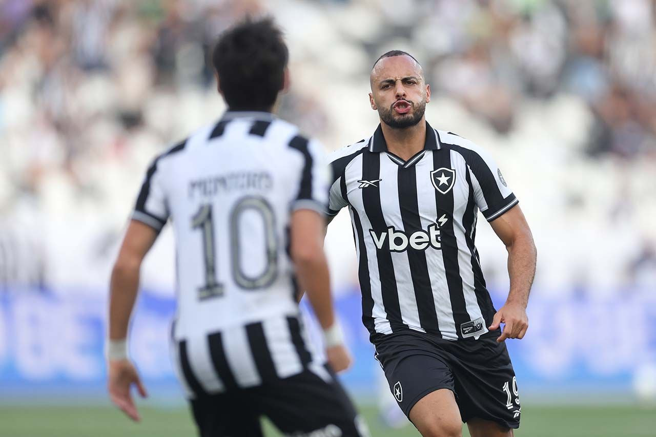 Imagem da noticia Com hat-trick de Arthur Cabral, Botafogo vence Corinthians no Nilton Santos