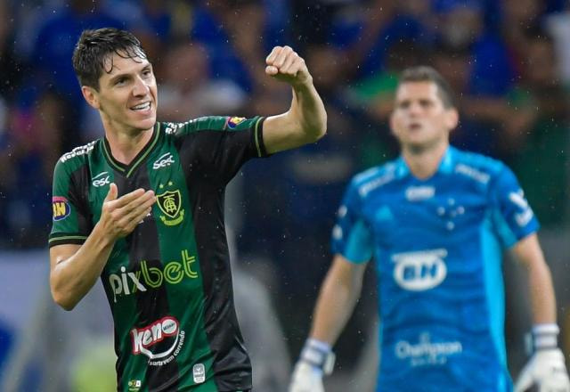 Com gol mal anulado e expulsão, Cruzeiro perde para o América-MG