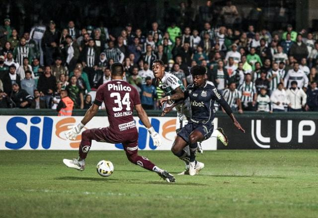 Imagem da noticia Santos perde do Coritiba em jogo com "milagres" de João Paulo e pênalti não marcado