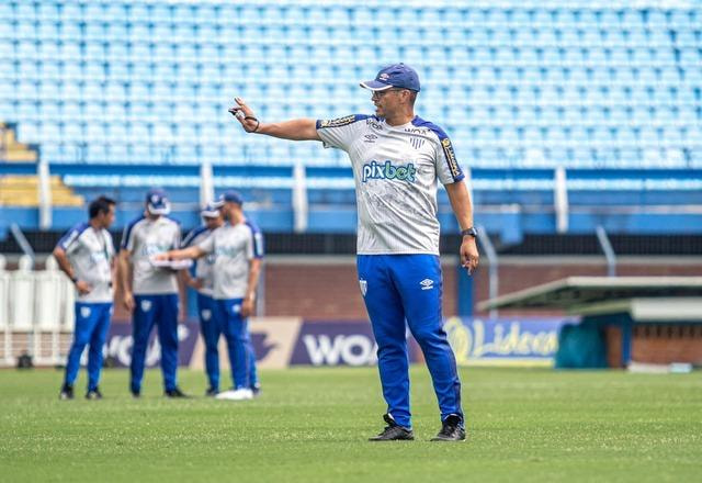 Alex é demitido do comando do Avaí após 18 partidas