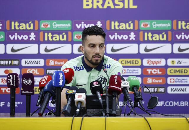 Imagem da noticia Alex Telles analisa cargo vago na seleção: "Não é uma situação normal"