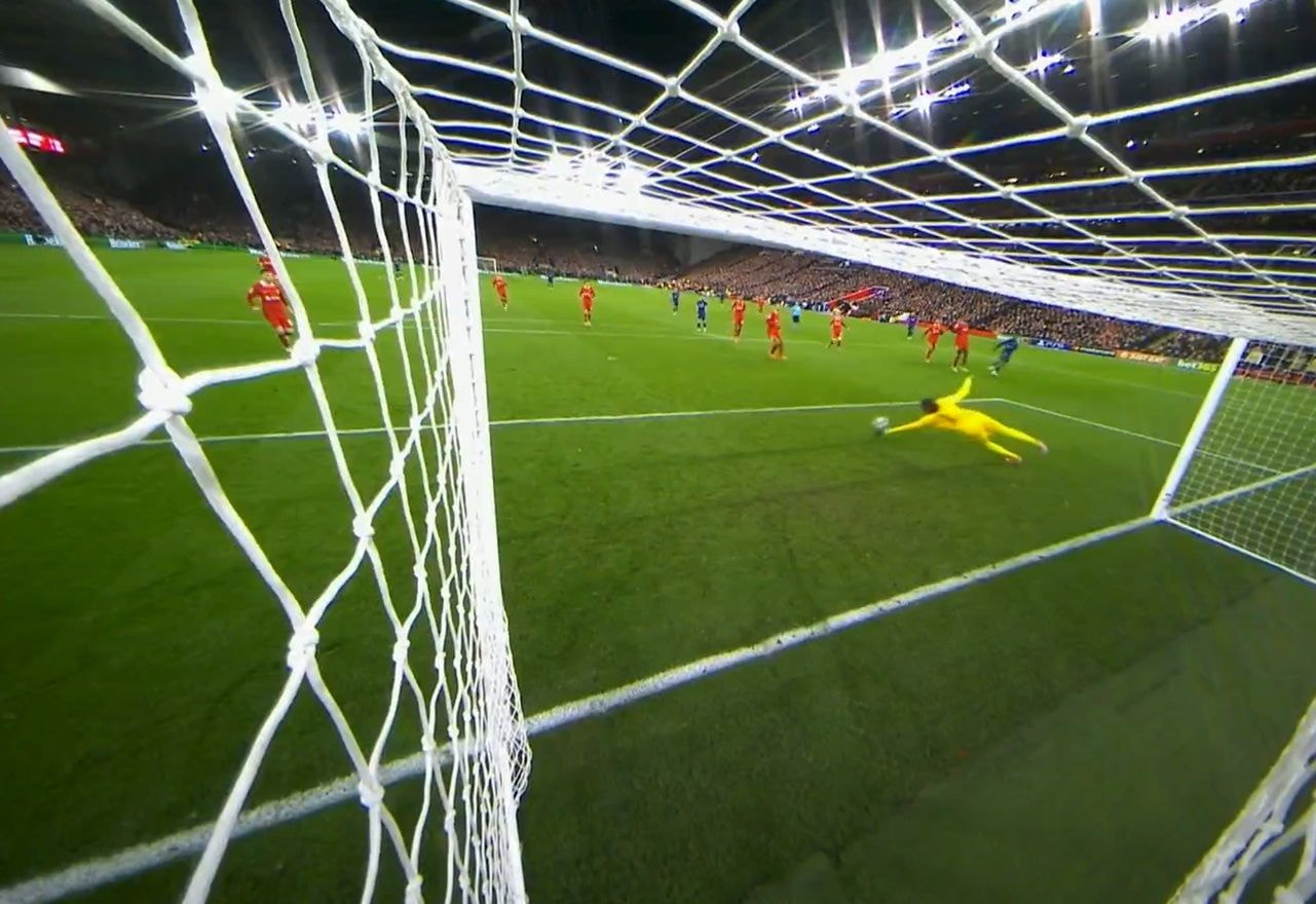 Milagre! Alisson defende chute colocado do Dembelé e mantém Liverpool vivo