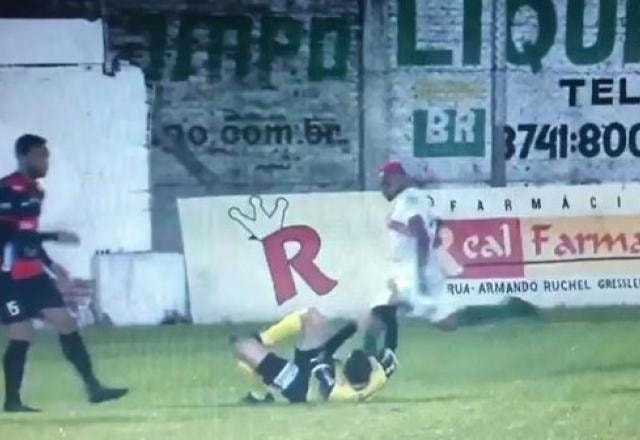 Árbitro fica desacordado ao levar chute na cabeça de jogador na 2ª Divisão do Gaúcho