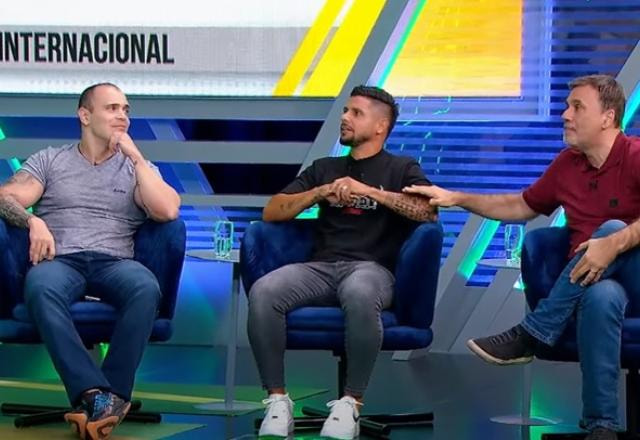 Imagem da noticia Cicinho brinca com disputa por título do Brasileirão: "Nem profeta acerta"