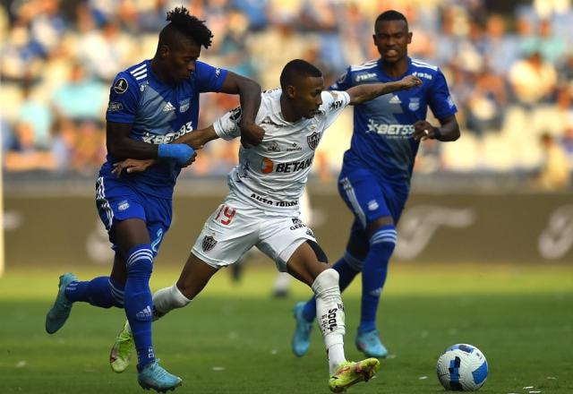 Imagem da noticia Com VAR polêmico e pênalti perdido de Hulk, Atlético-MG empata com Emelec