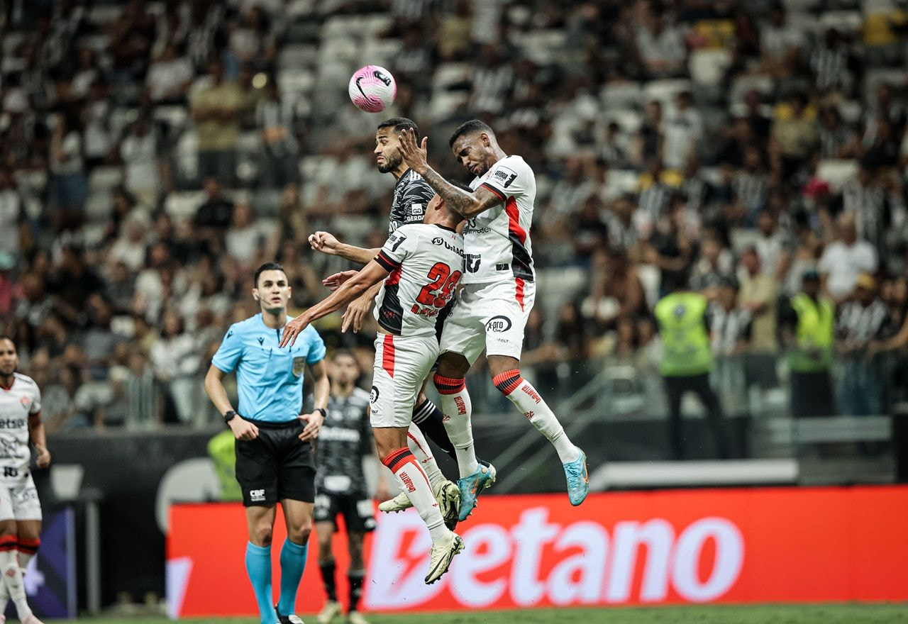 Atlético-MG vacila e cede empate ao Vitória no Brasileirão