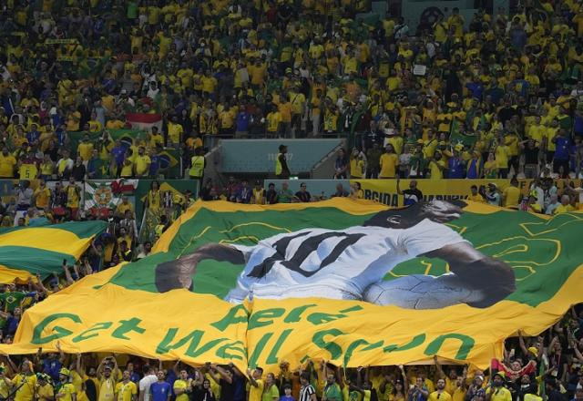 Imagem da noticia "Pelé, fique bem logo", diz mensagem em bandeirão na torcida do Brasil