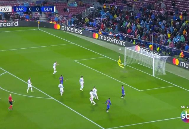 Quase! Meia do Barcelona bate colocado e a bola explode no travessão