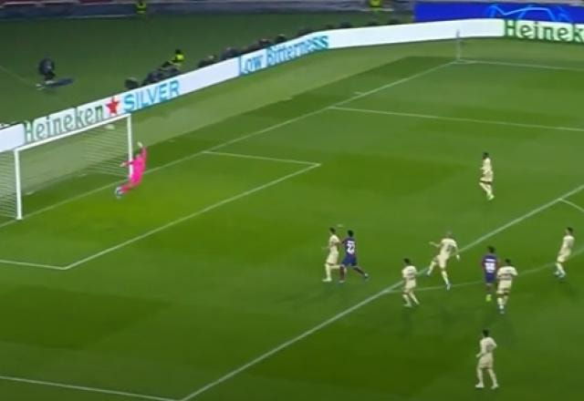 Imagem da noticia QUASE! João Félix acerta o travessão no primeiro lance do 2° tempo