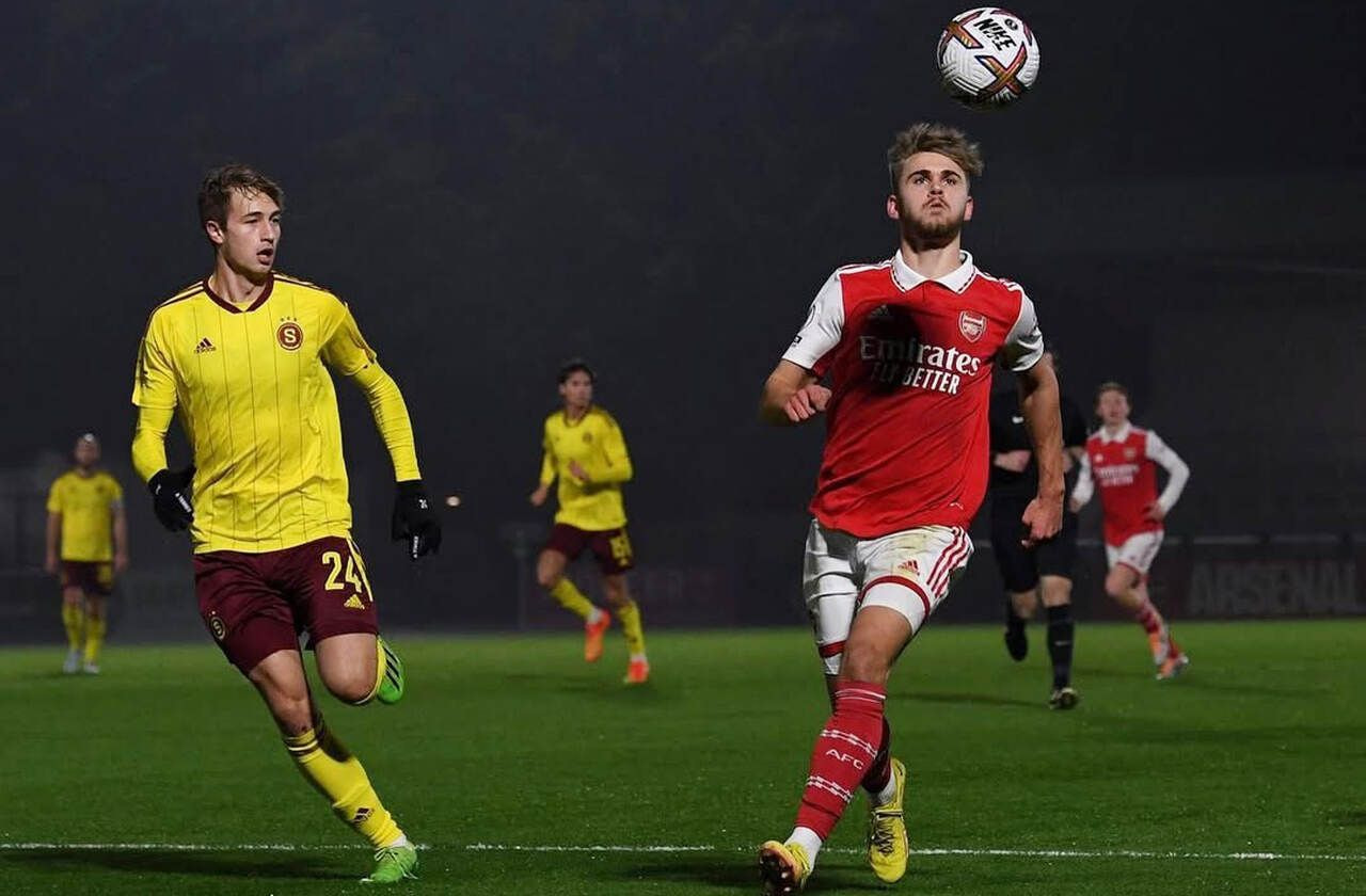 Imagem da noticia Ex-Arsenal sofre grave lesão cerebral em jogo e está em coma induzido