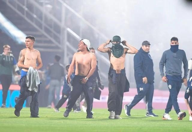 Suspenso por grande confusão, jogo do Boca termina com morte de torcedor