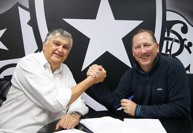 Imagem da noticia Botafogo oficializa venda de SAF ao empresário John Textor