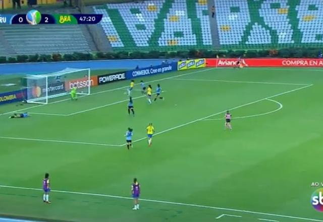 Imagem da noticia Artilheira! Adriana aproveita cruzamento de Debinha e faz mais um para o Brasil