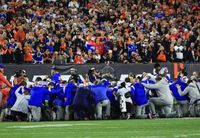 Imagem da noticia NFL: jogador sofre pancada, tem parada cardíaca e vive estado crítico