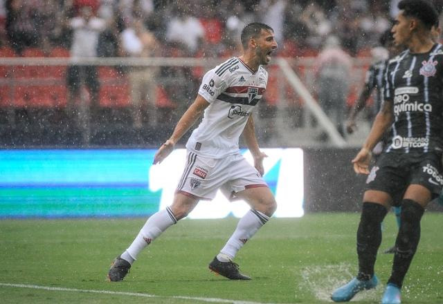 São Paulo bate Corinthians com gol relâmpago de Calleri sob temporal