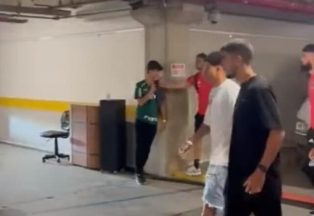 Calleri se desculpa por derrubar celular de jovem do Palmeiras com um tapa