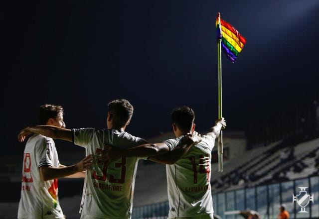 Imagem da noticia Cano envia mensagem e oferece camisa do Vasco a jogador que se assumiu gay