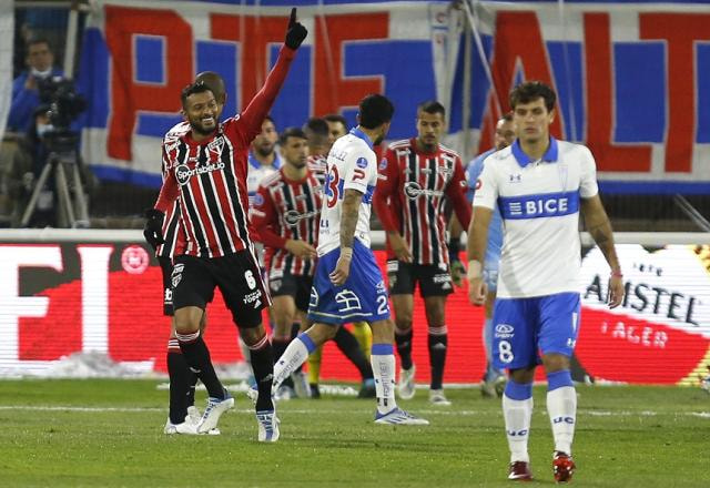 Imagem da noticia São Paulo tem três expulsos, mas vence a Universidad Católica no Chile