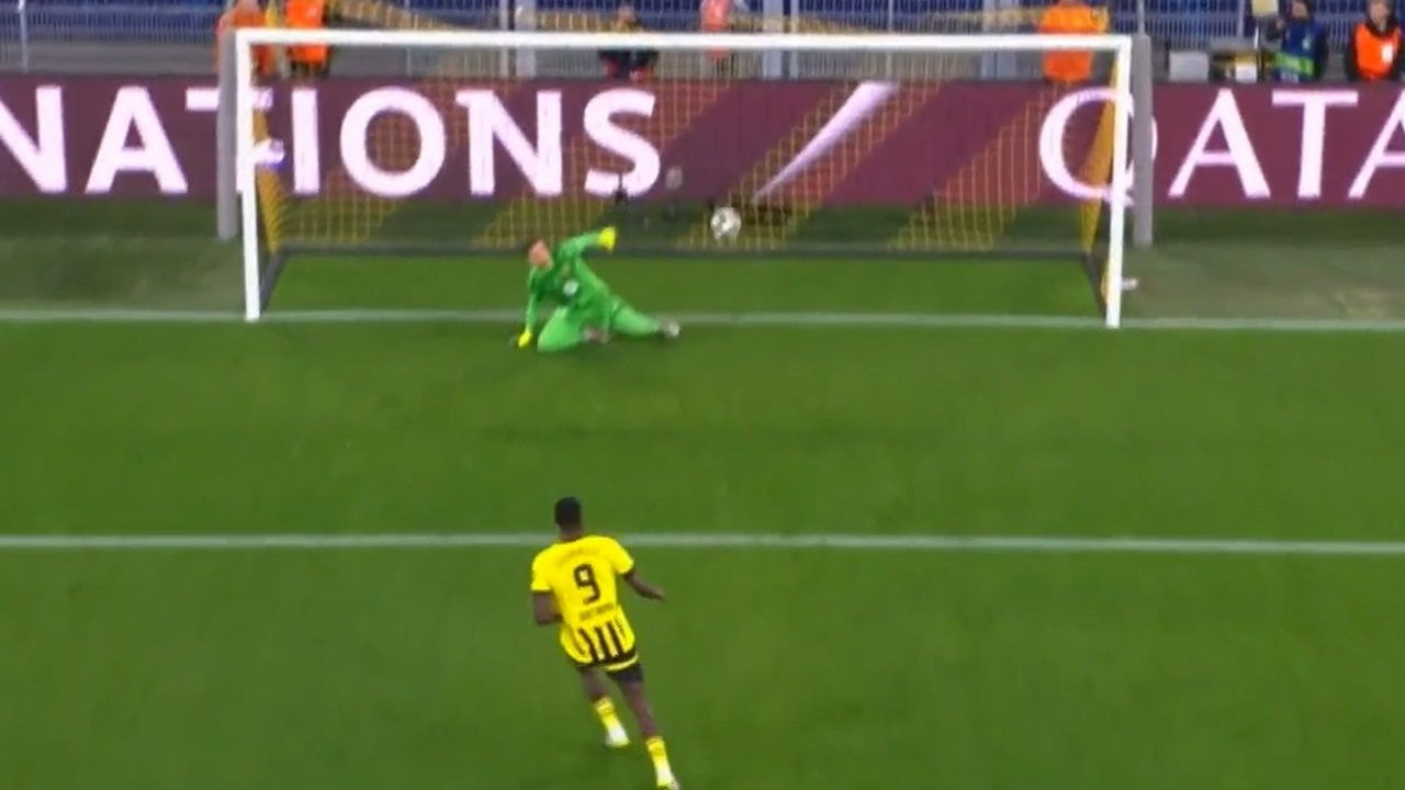 Que frieza! De cavadinha, Guirassy marca de pênalti e abre placar contra Barcelona